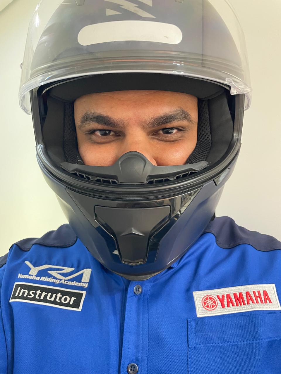 Geraldo Ramos usando capacete e uniforme da Yamaha Riding Academy