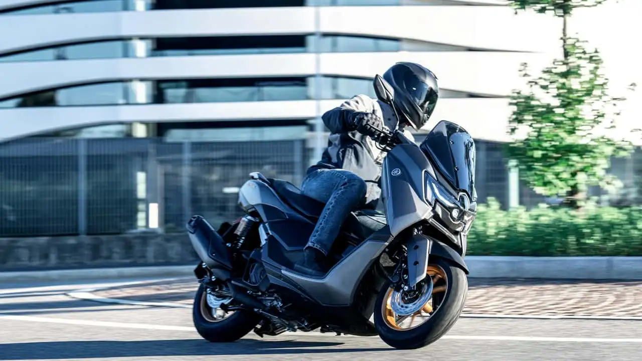 Pilotagem de moto automática Yamaha NMax em movimento na cidade